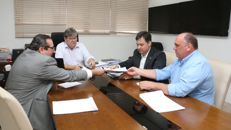 Deputado Júnior Araújo e seis prefeitos são recebidos pelo governador João Azevêdo