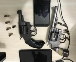 Polícia apresenta armas usadas por dupla que matou vereador em São José de Piranhas