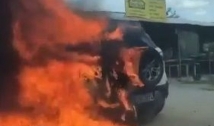 Carro pega fogo e fica totalmente destruído na BR-230 em João Pessoa