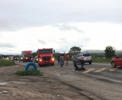 Caminhoneiros bloqueiam BR-230, em Campina Grande