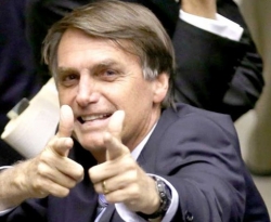 Bolsonaro assina nesta terça decreto que flexibiliza posse de arma