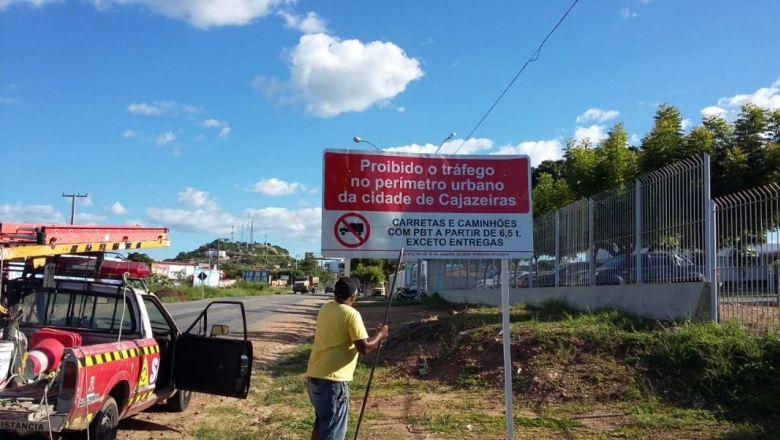 SCTrans instala sinalização proibindo tráfego de veículos de carga no perímetro urbano de Cajazeiras