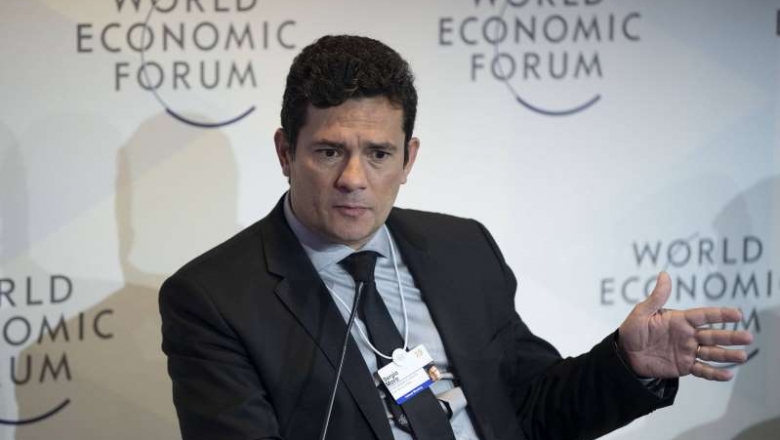 Moro evita falar sobre Queiroz e elogia governo Bolsonaro em Davos 