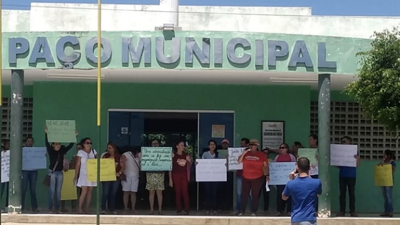 Servidores de Cachoeira dos Índios realizam manifestação em frente a Prefeitura