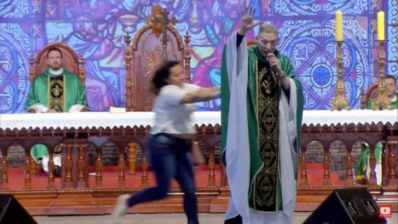 Imprensa repercute agressão de mulher que empurrou Padre Marcelo Rossi de altar durante missa
