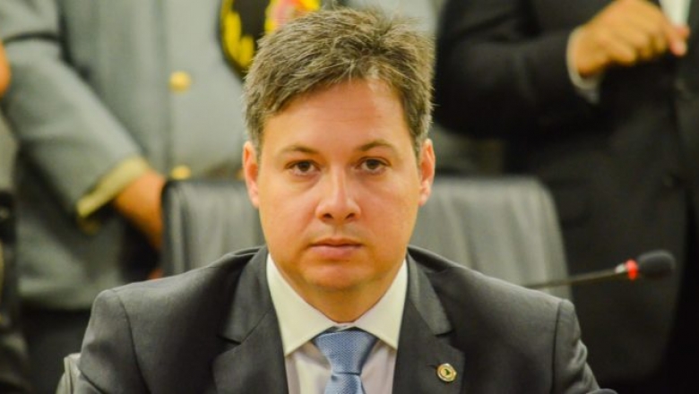 Deputado Júnior Araújo denuncia engavetamento de obras do HU do Sertão 
