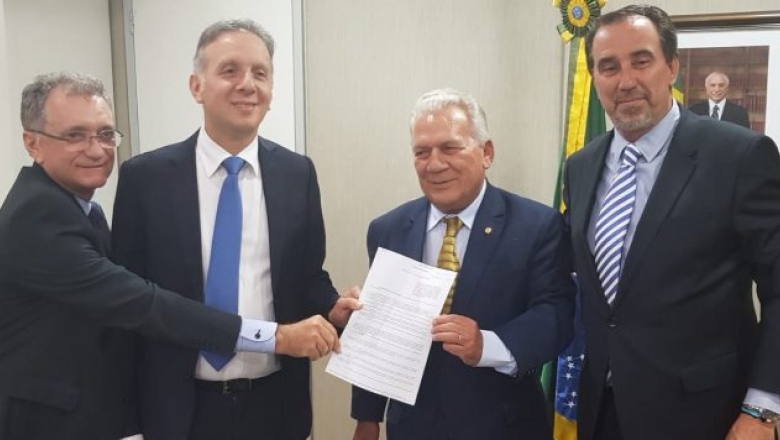 Em Brasília: Prefeito de Cajazeiras recebe Portaria de qualificação do SAMU das mãos do ministro da saúde