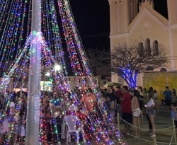 Prefeitura de Sousa embeleza cidade com decoração de Natal em vários pontos públicos 