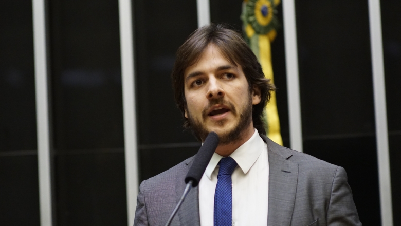 Pedro lamenta recomendação de ministro para gravar crianças cantando Hino Nacional: “O problema da educação no Brasil é outro”