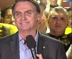 Braço direito de Bolsonaro no Nordeste, paraibano Julian Lemos aparece ao lado do presidente eleito em coletiva da vitória