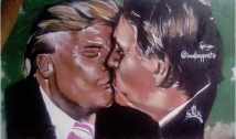 Grafite de beijo entre Bolsonaro e Trump é apagado 48 horas após a pintura no CE