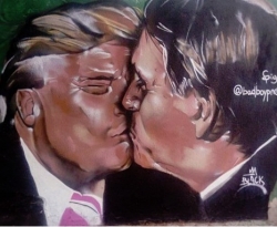 Grafite de beijo entre Bolsonaro e Trump é apagado 48 horas após a pintura no CE