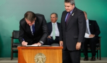 Ao lado de Efraim Filho, presidente Bolsonaro sanciona lei do novo Cadastro Positivo