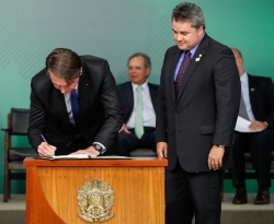 Ao lado de Efraim Filho, presidente Bolsonaro sanciona lei do novo Cadastro Positivo