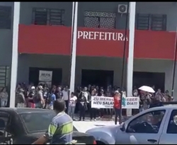 Servidores da Prefeitura de Cajazeiras realizam passeata e cobram atualização dos salários atrasados; assista vídeo