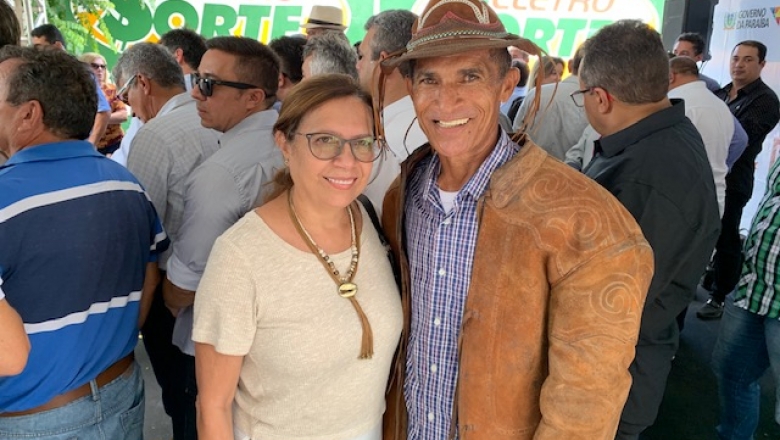 Gobira e Denise Albuquerque posam para fotos e reforçam aliança para 2020 em Cajazeiras
