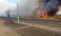 Corpo de Bombeiros tenta apagar incêndio na BR 230; fogo é próximo ao Posto da PRF em Cajazeiras