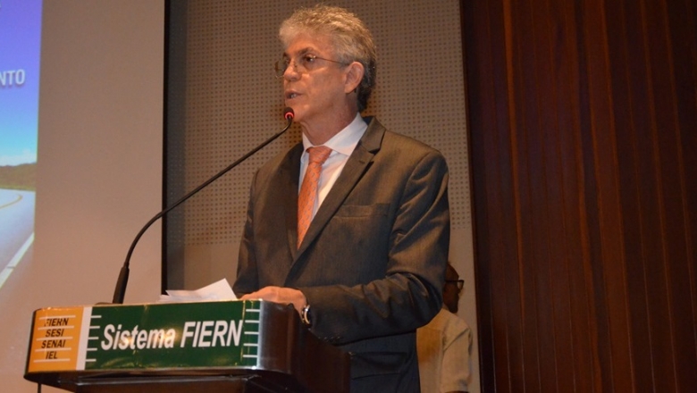 Governador da Paraíba realiza palestra no RN e destaca que ajuste deve ser combinado com investimentos