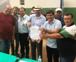 Ao lado de Jeová, prefeito em exercício de São José de Piranhas assina ordem de serviço para obras na Zona Rural