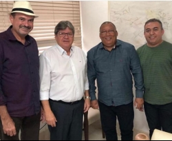 João Azevêdo se reúne com Jeová Campos e dois vereadores de Cajazeiras