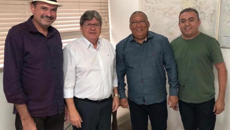 João Azevêdo se reúne com Jeová Campos e dois vereadores de Cajazeiras