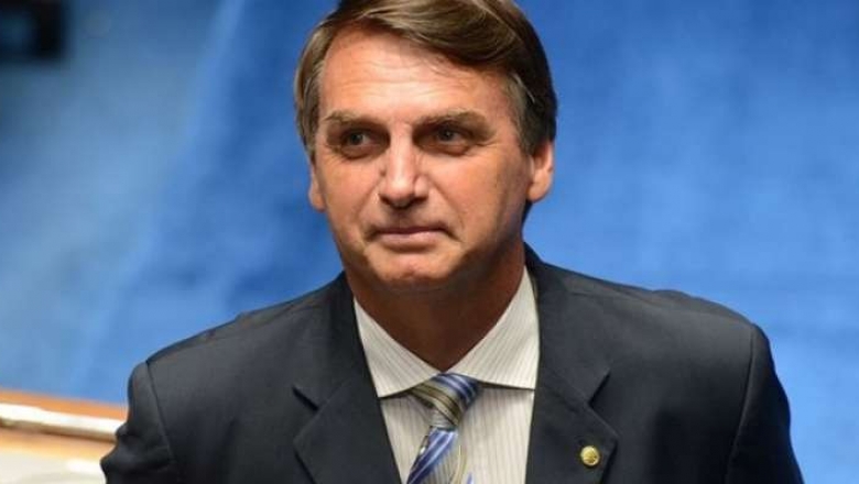 Na propaganda eleitoral, Bolsonaro critica PT e mostra família