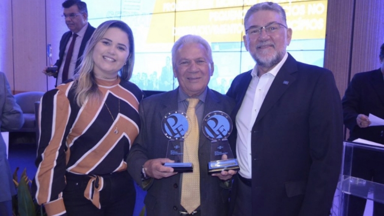 José Aldemir recebe dois prêmios de Prefeito Empreendedor na Paraíba