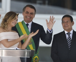 Michelle Bolsonaro quebra protocolo e discursa em libras no Parlatório
