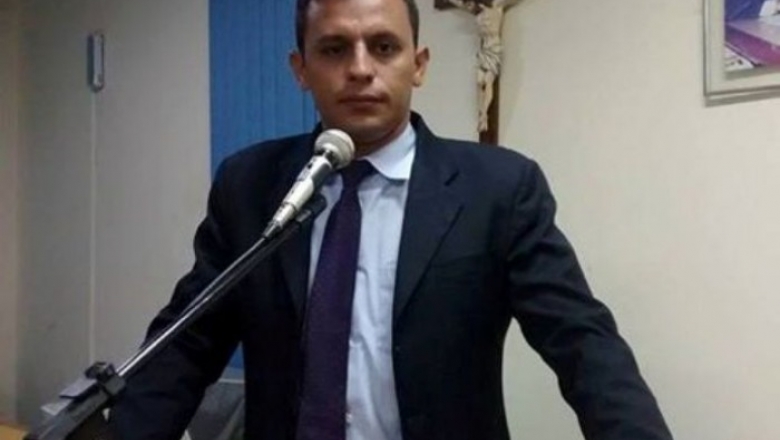 Vereador de Cajazeiras entrega liderança do governo e decisão coincide com exoneração de sua esposa de cargo comissionado