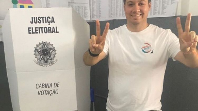 Júnior Araújo presta coletiva a imprensa para agradecer votos 