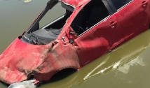 Carro tomba em rodovia, cai em açude e motorista morre em Triunfo; veja vídeo do resgate do corpo