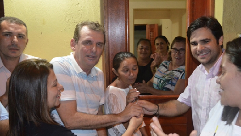 Chico Mendes entrega casa para mais uma família carente que vivia em condições de risco