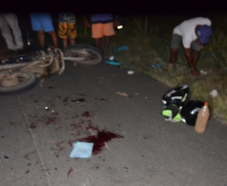 Duas motos se chocam e uma das vítimas morre depois que carro passa por cima; acidente foi na BR 230 entre Sousa e Aparecida