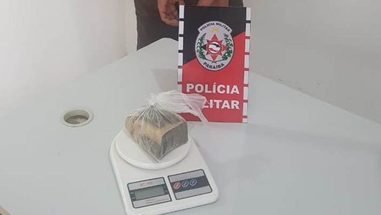 Polícia de Patos prende acusado de homicídio e apreende drogas escondidas em geladeira 