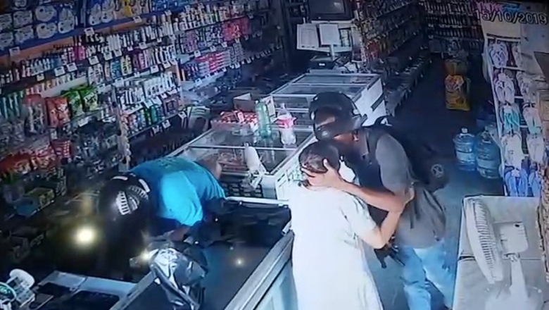 Vídeo mostra assaltante beijando idosa durante roubo : ‘não quero seu dinheiro’