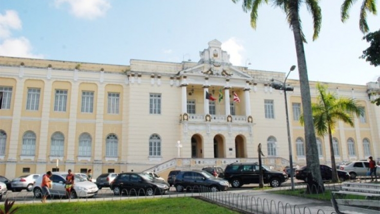 Ex-prefeito sertanejo é condenado por improbidade em função de contratações irregulares
